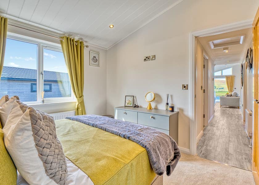 Waterfront Tamarack Hot Tub Lodge - Oban Holiday Park, Oban