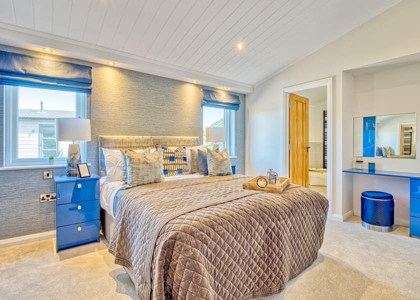 Waterfront Tamarack Hot Tub Lodge - Oban Holiday Park, Oban