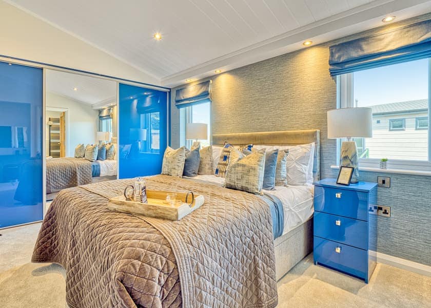 Waterfront Tamarack Hot Tub Lodge - Oban Holiday Park, Oban