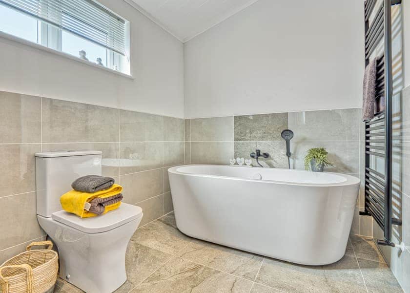 Waterfront Tamarack Hot Tub Lodge - Oban Holiday Park, Oban
