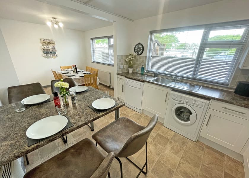 Orchard House - Orchards Holiday Park, Newbridge, Nr Yarmouth