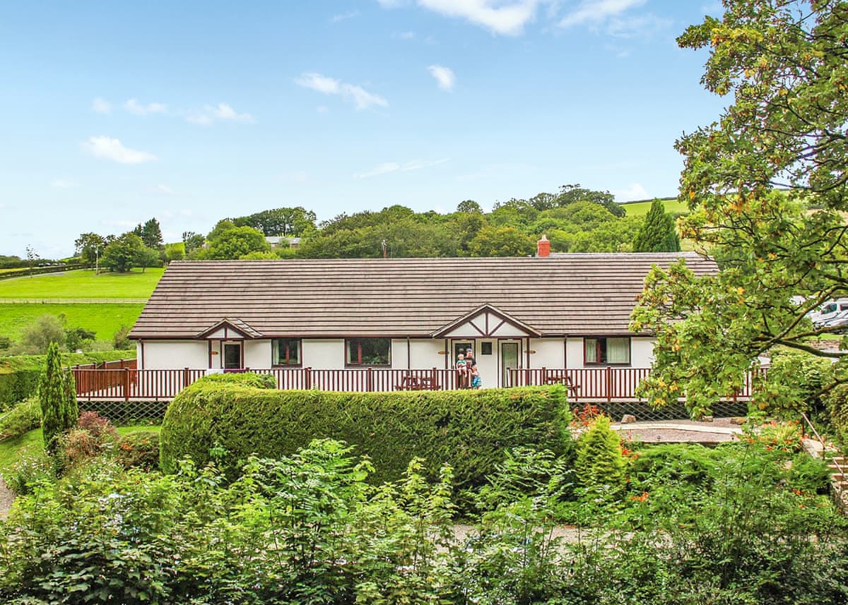Avalon Cottages - Lodge in South Wales
