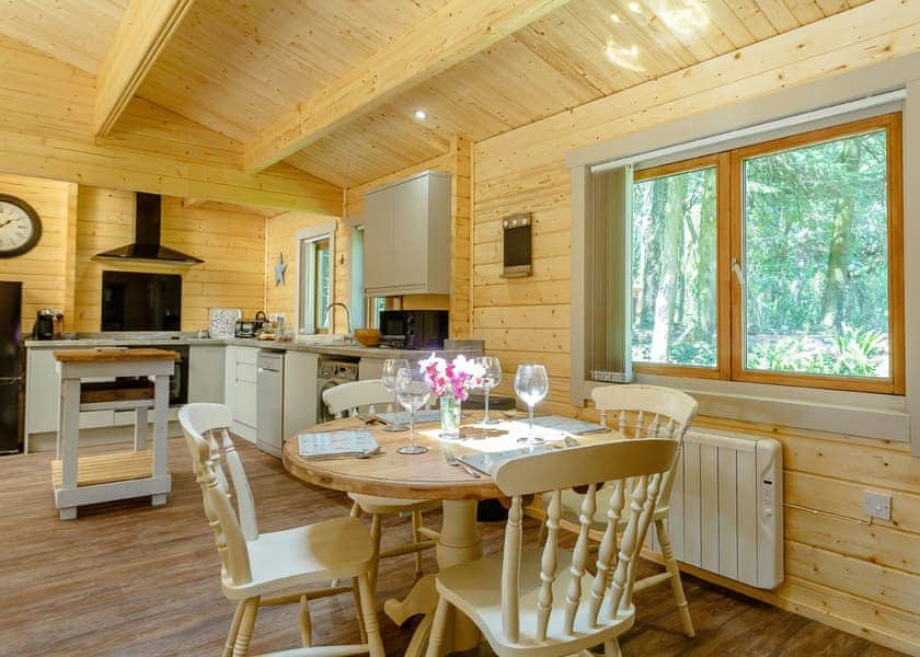 Woodland Hideaway - Peckmoor Farm Lodges, Crewkerne