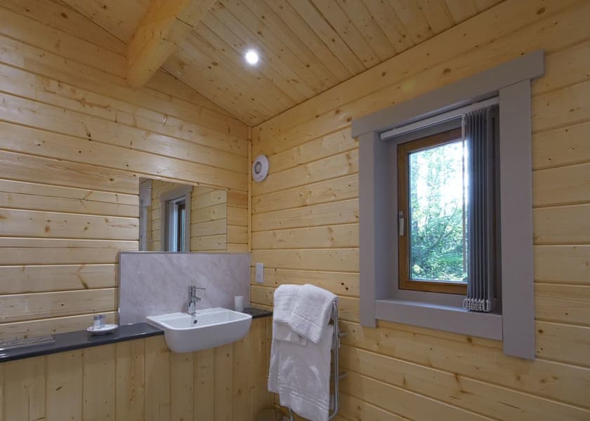 Woodland Retreat - Peckmoor Farm Lodges, Crewkerne