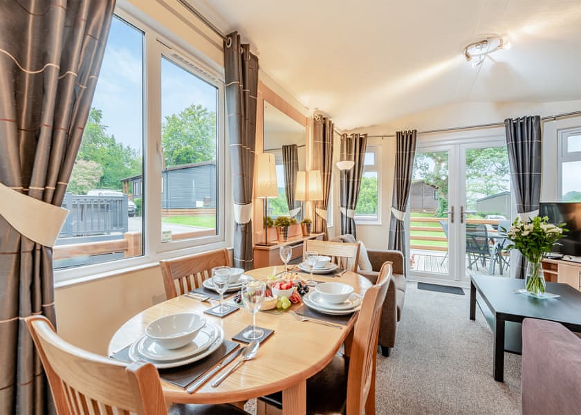 Buttercup 4 - Pen-y-Garth Lodges, Bala,