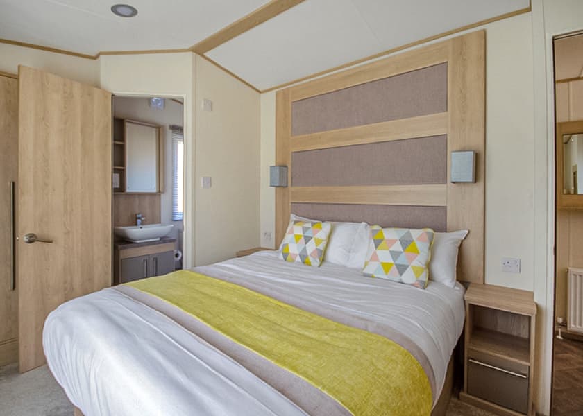 Platinum 2 Caravan with Decking sleeps 4 - Pevensey Bay Holiday Park, Pevensey Bay