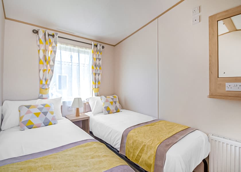 Platinum 2 Caravan with Decking sleeps 4 - Pevensey Bay Holiday Park, Pevensey Bay