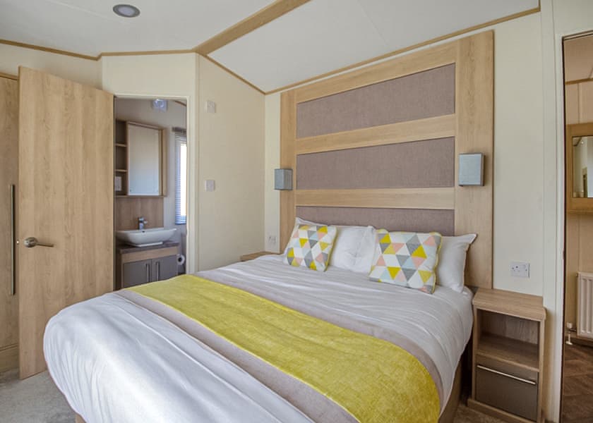 Platinum 2 Caravan with Decking - Pevensey Bay Holiday Park, Pevensey Bay