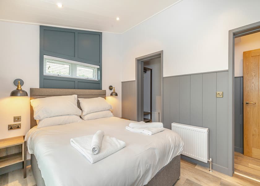 Llywelyn - Plas Isaf Lodge Retreat, Caerwys 