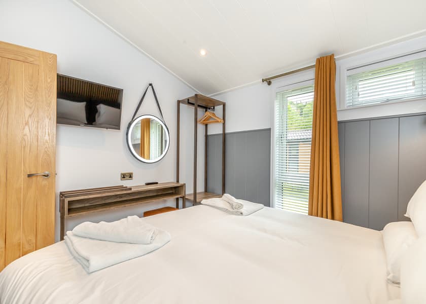 Llywelyn - Plas Isaf Lodge Retreat, Caerwys 