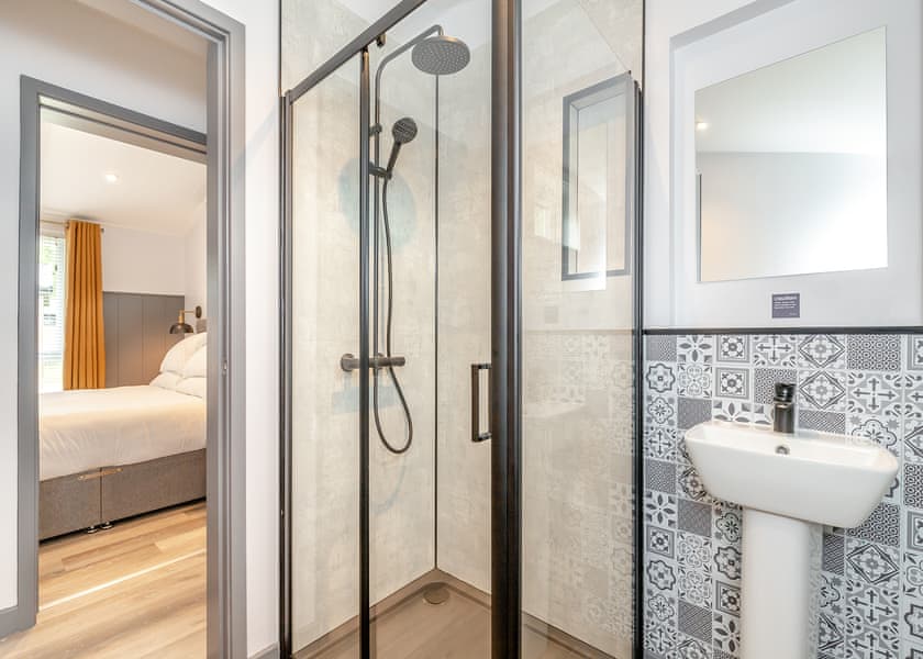 Llywelyn - Plas Isaf Lodge Retreat, Caerwys 