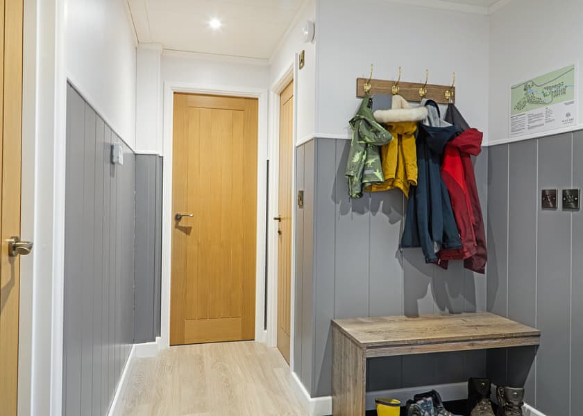 Llywelyn - Plas Isaf Lodge Retreat, Caerwys 