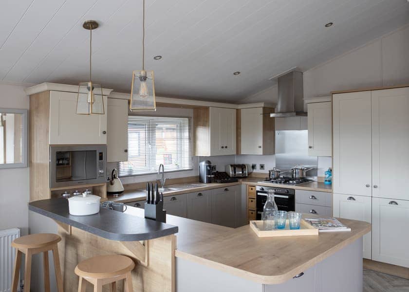 Corton Lodge - Breydon Water, Burgh Castle, Nr Gt Yarmouth