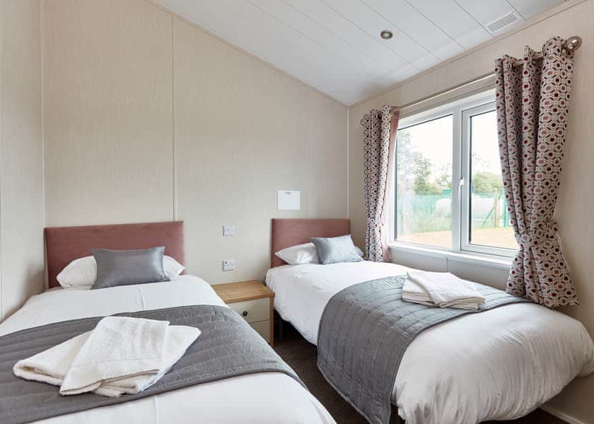Corton Lodge - Breydon Water, Burgh Castle, Nr Gt Yarmouth