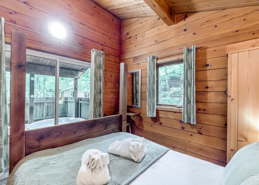 Woodpecker Log Cabin 2 (Pet) - Quarry Walk Lodges, Freehay, Cheadle