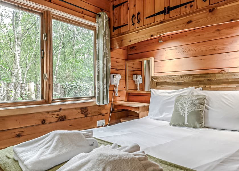 Squirrel Log Cabin 4 (Pet) - Quarry Walk Lodges, Freehay, Cheadle