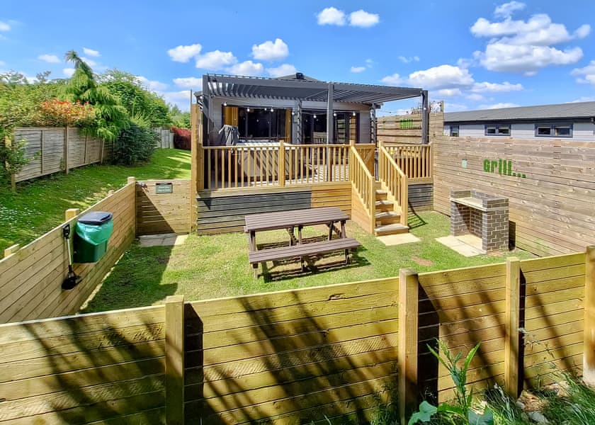 Spa Escape (Pet Garden & EV charger) - Raywell Hall Country Lodges, Raywell, Beverley