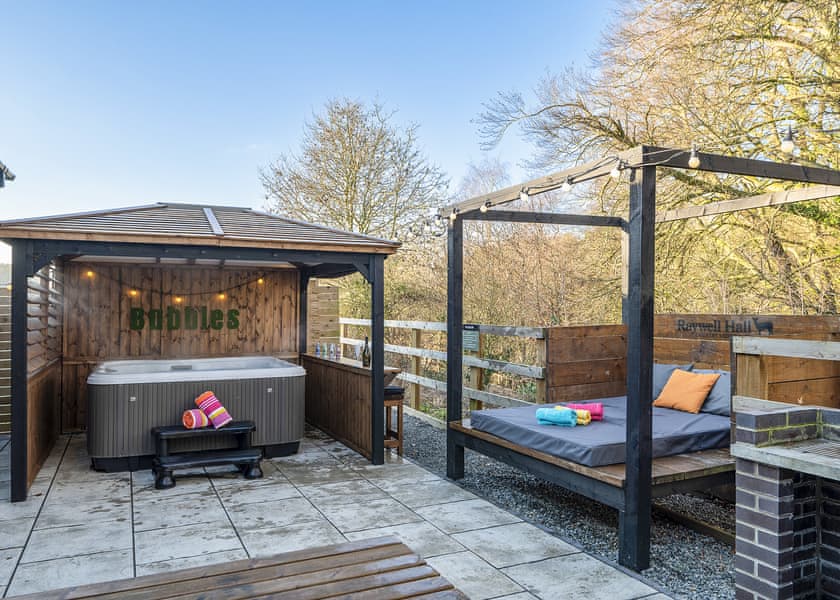 Spa Ovation - Raywell Hall Country Lodges, Raywell, Beverley