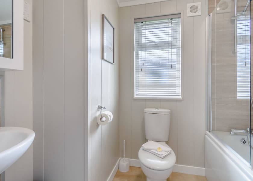 Wolds View Spa (Pet Garden) - Raywell Hall Country Lodges, Raywell, Beverley