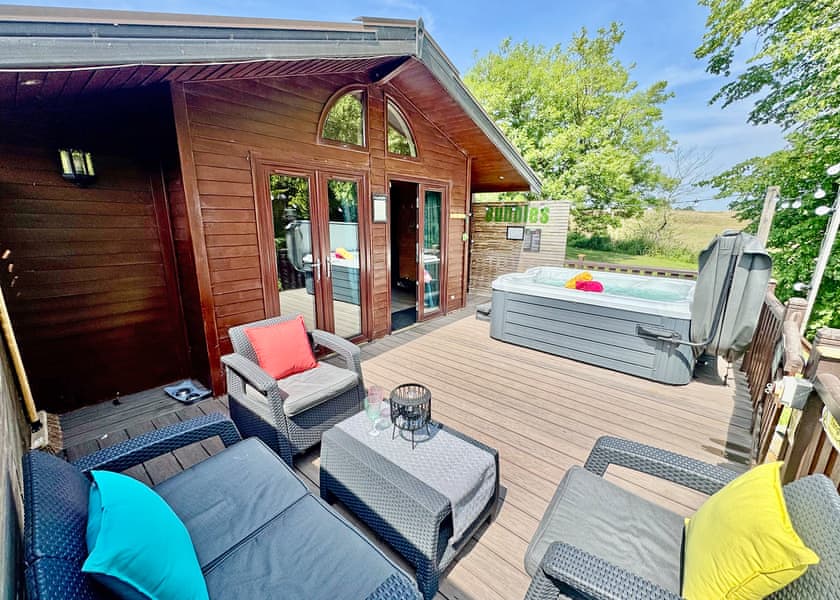 Amblewood Spa (Pet) - Raywell Hall Country Lodges, Raywell, Beverley