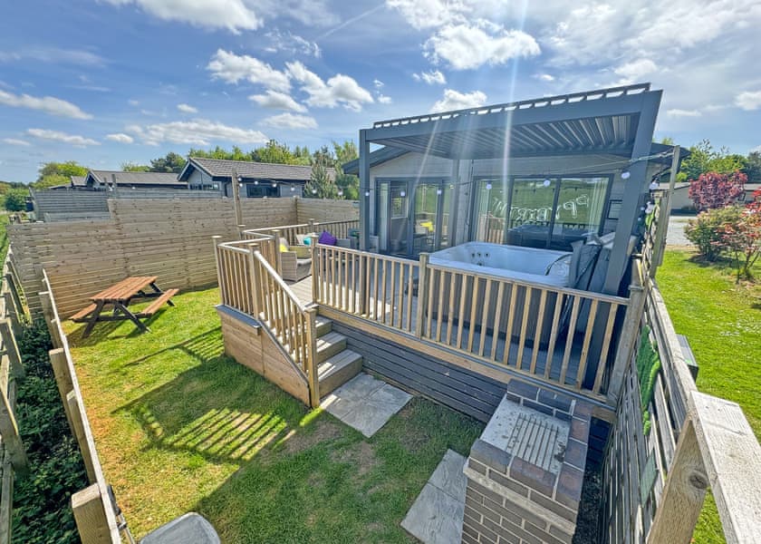 Spa Lookout (Pet Garden) - Raywell Hall Country Lodges, Raywell, Beverley