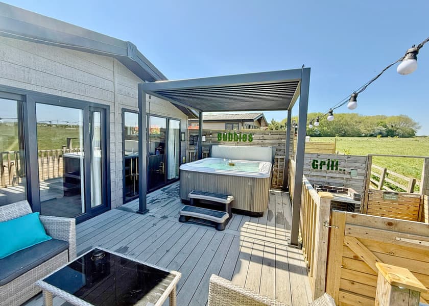 Spa Lookout (Pet Garden) - Raywell Hall Country Lodges, Raywell, Beverley