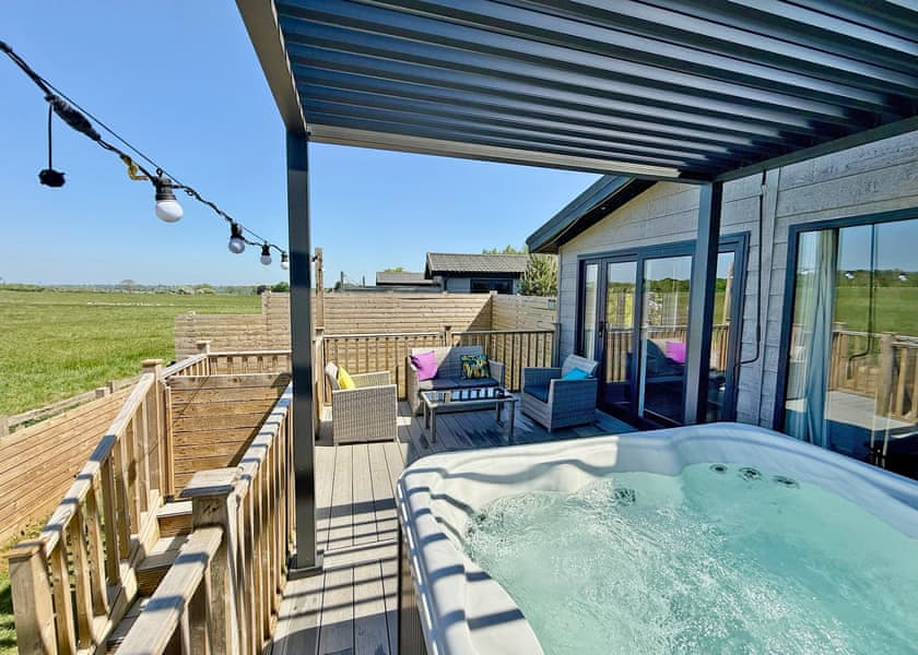 Spa Lookout (Pet Garden) - Raywell Hall Country Lodges, Raywell, Beverley