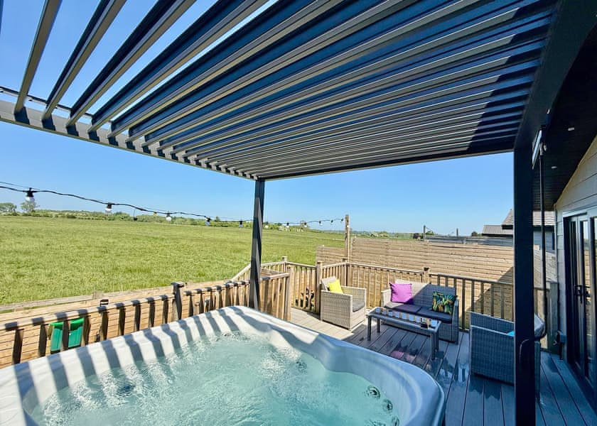 Spa Lookout (Pet Garden) - Raywell Hall Country Lodges, Raywell, Beverley