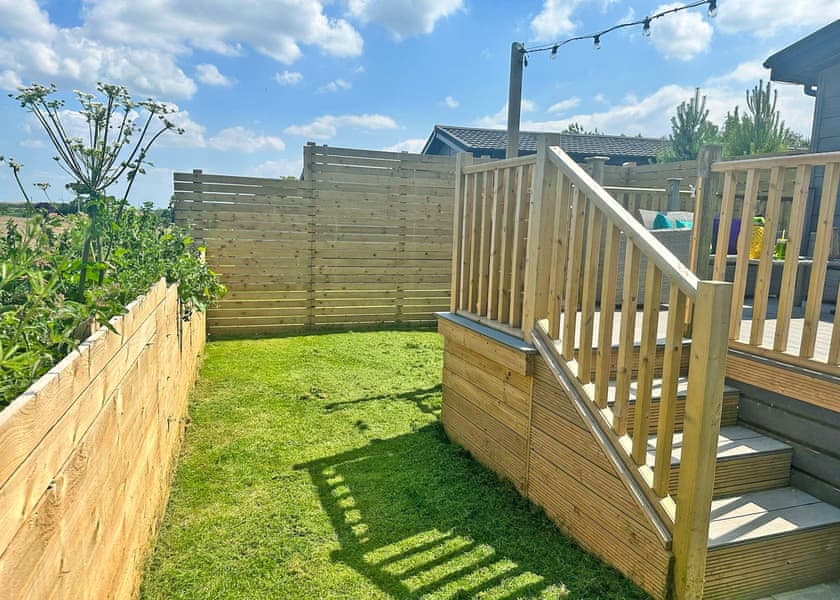 Spa Lookout (Pet Garden) - Raywell Hall Country Lodges, Raywell, Beverley