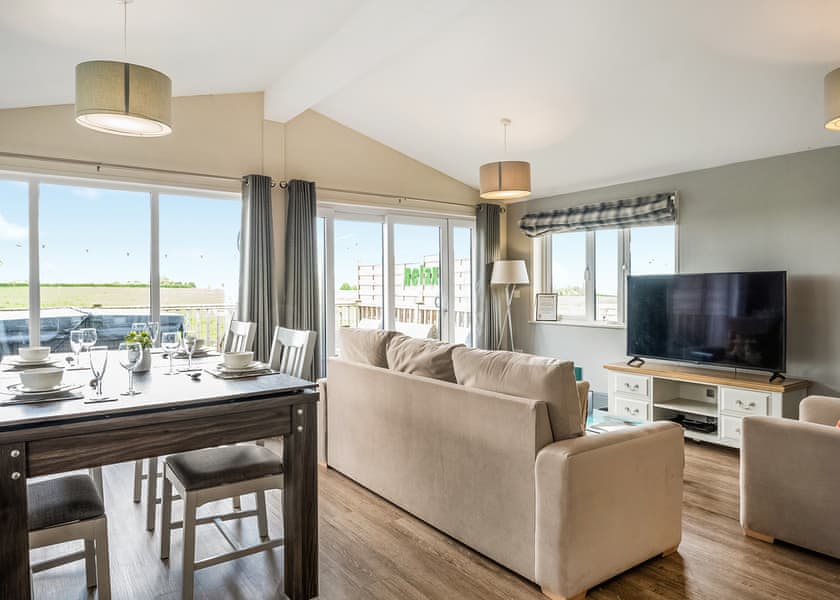 Spa Lookout (Pet Garden) - Raywell Hall Country Lodges, Raywell, Beverley