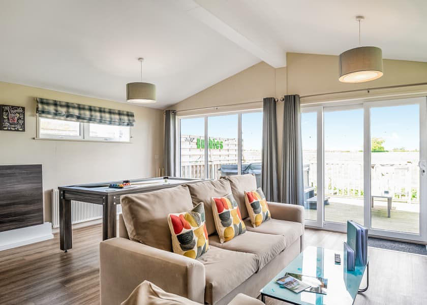 Spa Lookout (Pet Garden) - Raywell Hall Country Lodges, Raywell, Beverley