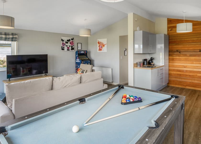 Spa Lookout (Pet Garden) - Raywell Hall Country Lodges, Raywell, Beverley