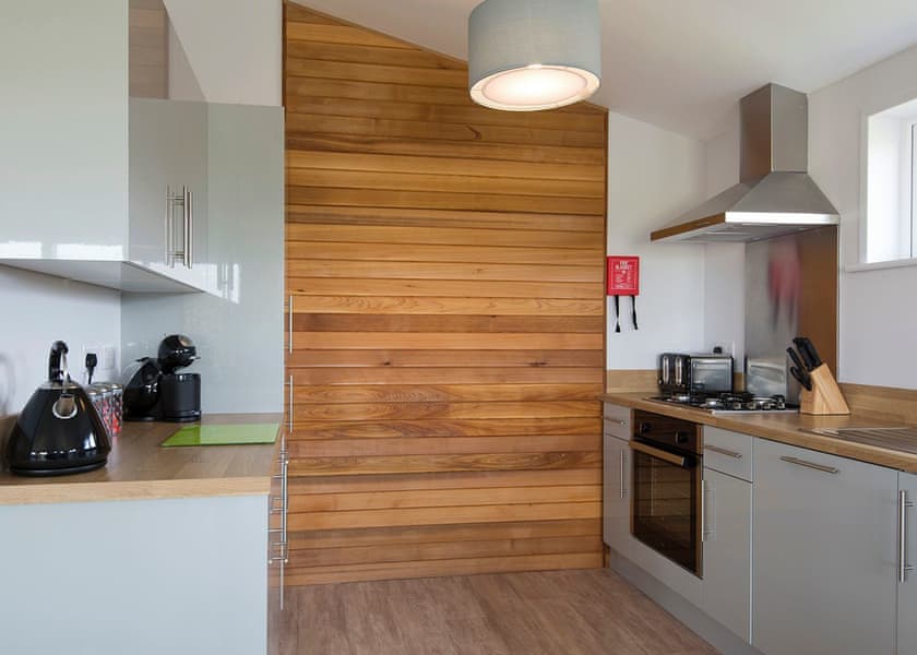 Spa Lookout (Pet Garden) - Raywell Hall Country Lodges, Raywell, Beverley