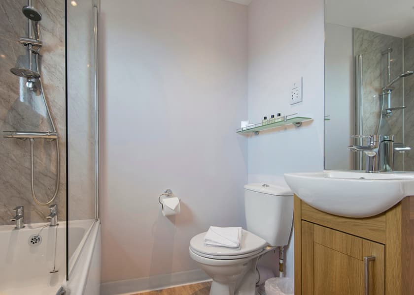 Spa Lookout (Pet Garden) - Raywell Hall Country Lodges, Raywell, Beverley