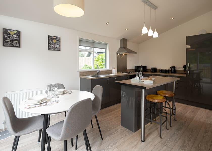 Spa Dreamaway (Pet Garden) - Raywell Hall Country Lodges, Raywell, Beverley