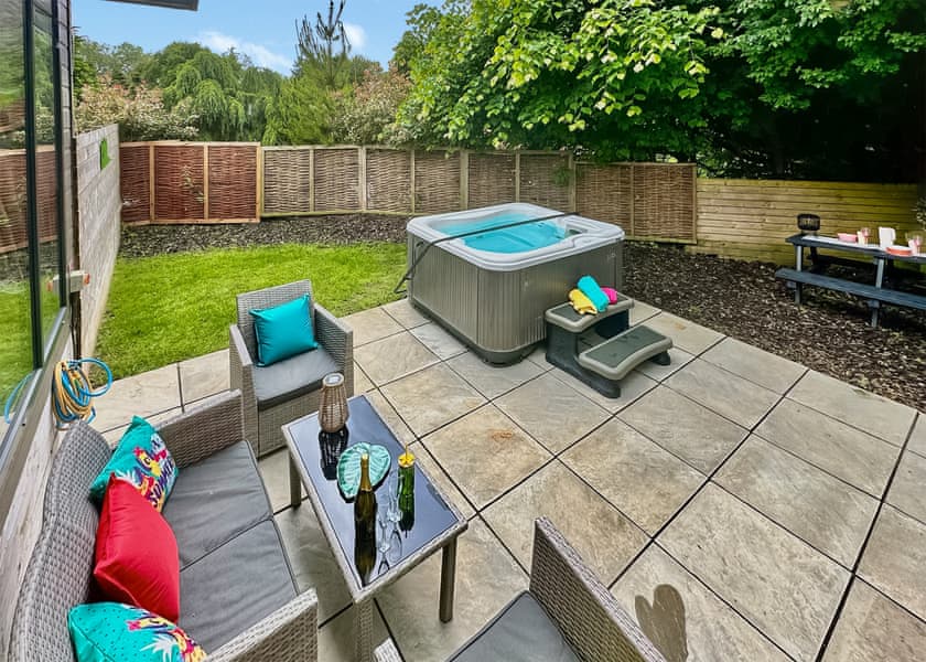 Spa Harmony (Pet Garden) - Raywell Hall Country Lodges, Raywell, Beverley