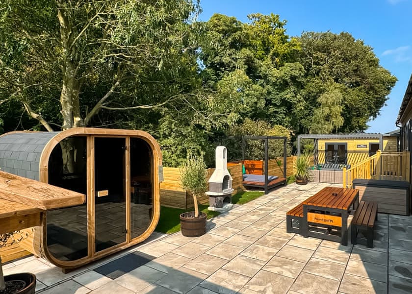 Spa Sensation (Sauna & Hot Tub) - Raywell Hall Country Lodges, Raywell, Beverley