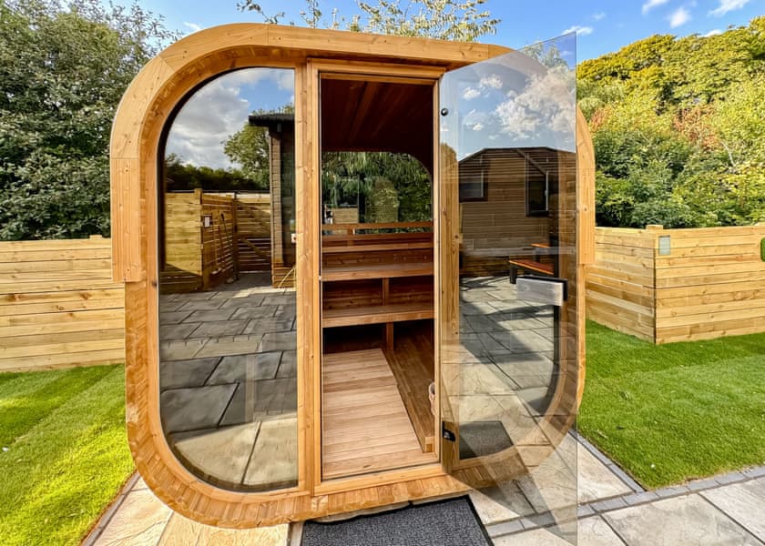 Spa Sensation (Sauna & Hot Tub) - Raywell Hall Country Lodges, Raywell, Beverley