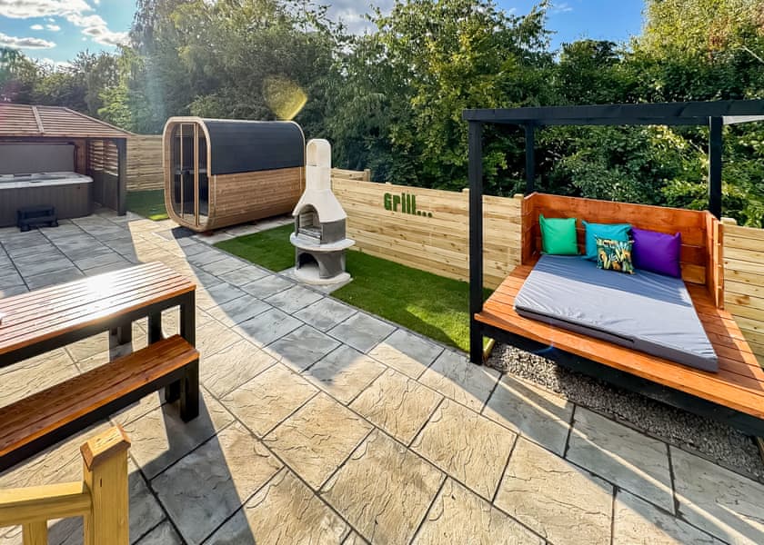 Spa Sensation (Sauna & Hot Tub) - Raywell Hall Country Lodges, Raywell, Beverley