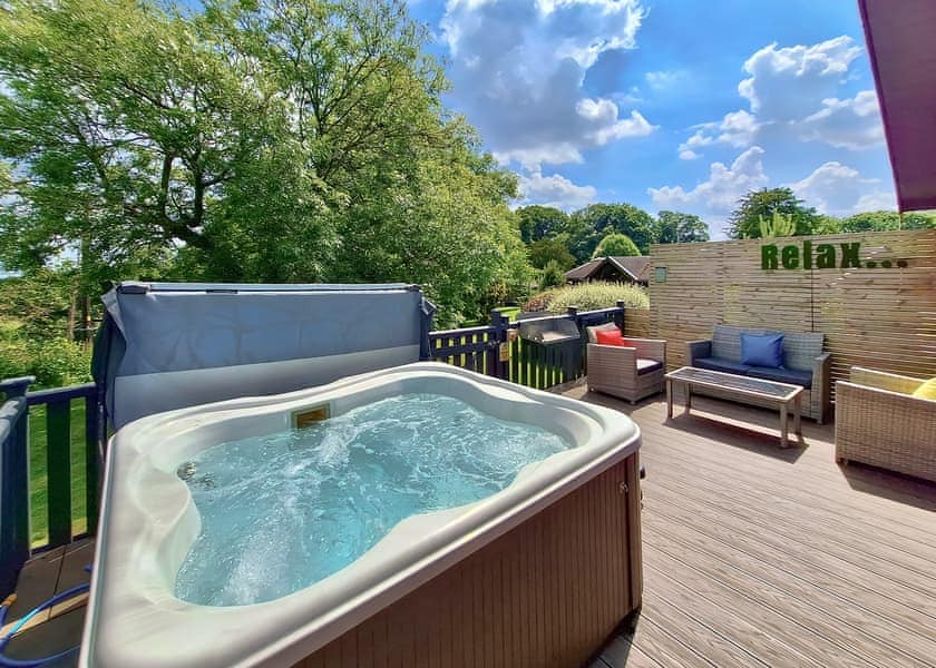 Larchwood Spa - Raywell Hall Country Lodges, Raywell, Beverley