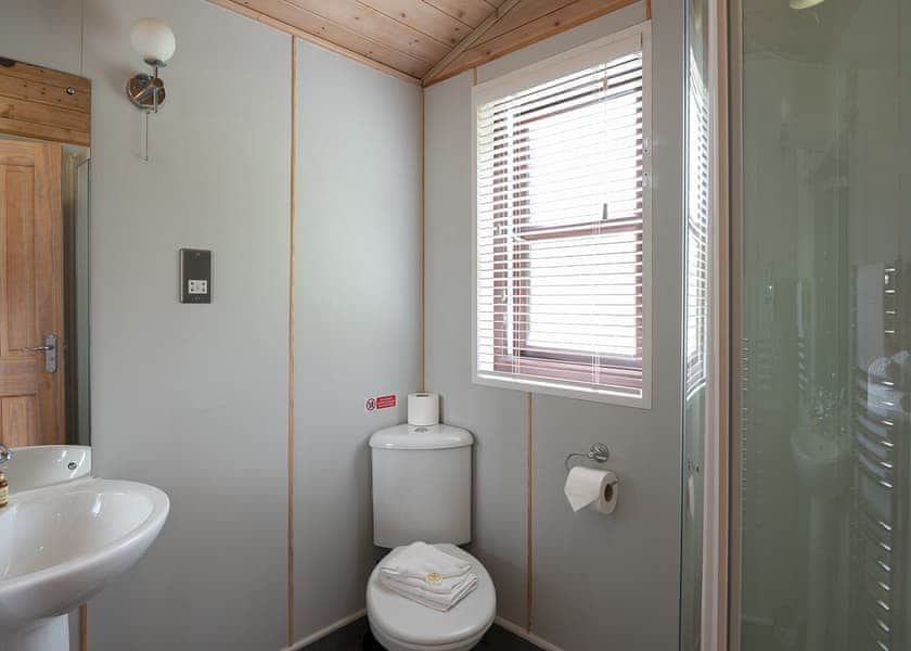 Larchwood Spa - Raywell Hall Country Lodges, Raywell, Beverley