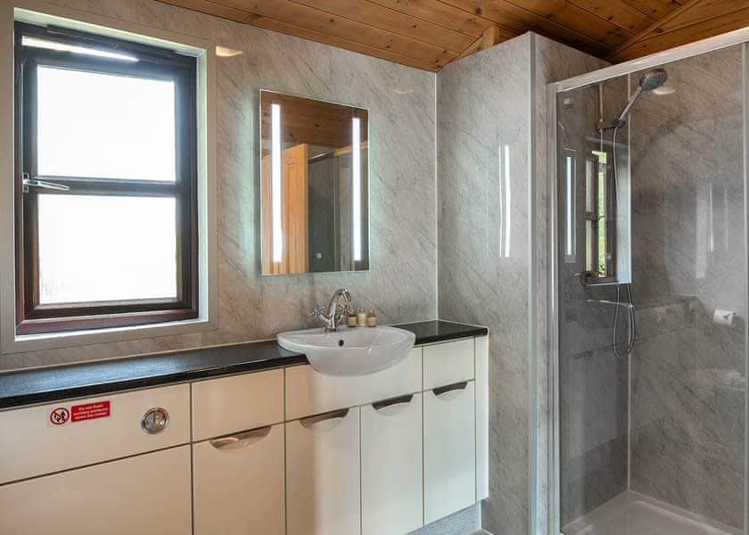 Larchwood Spa - Raywell Hall Country Lodges, Raywell, Beverley
