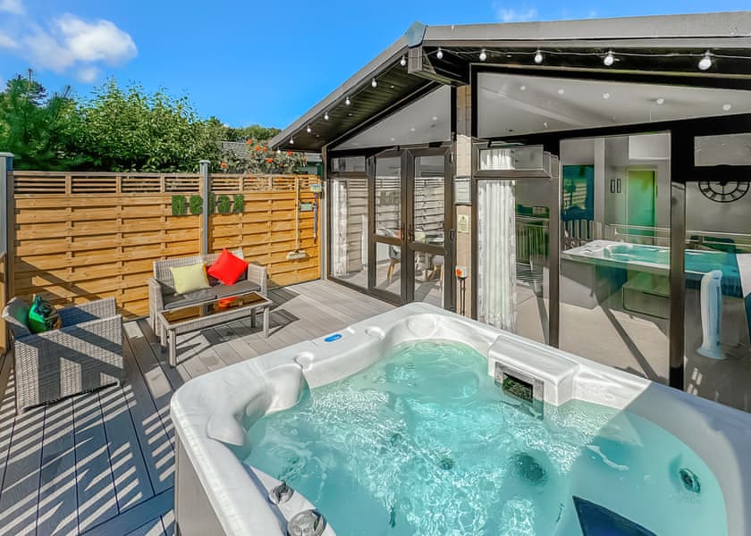Sunset Spa - Raywell Hall Country Lodges, Raywell, Beverley
