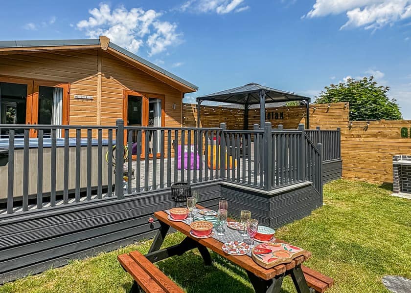 Sundown Spa - Raywell Hall Country Lodges, Raywell, Beverley