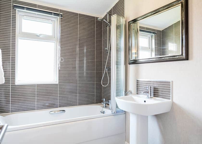 Lakeview Lodge 6 Berth - Ream Hills Holiday Park, Weeton, Fylde Coast