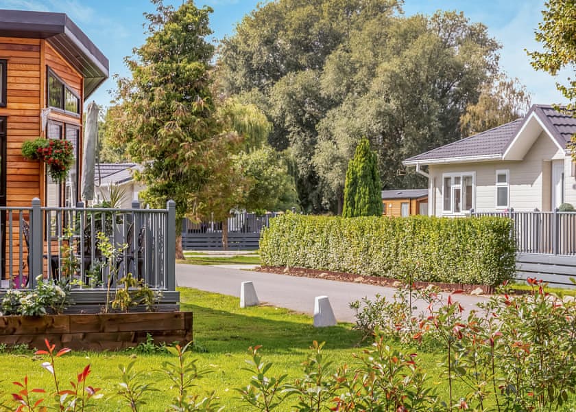 Roydon Marina Village, Roydon