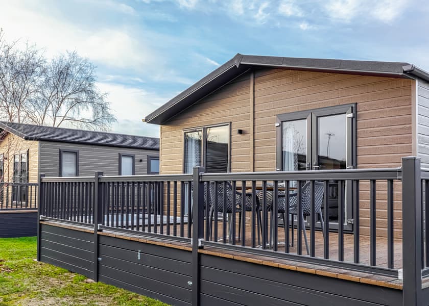 Three Bedroom Luxury Lodge with Hot Tub - Roydon Marina Village, Roydon