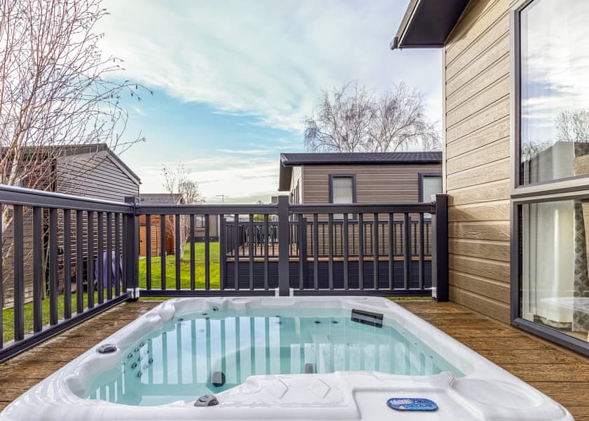 Three Bedroom Luxury Lodge with Hot Tub - Roydon Marina Village, Roydon