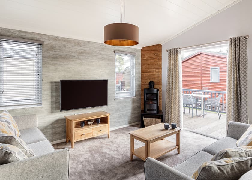 Three Bedroom Luxury Lodge with Hot Tub - Roydon Marina Village, Roydon