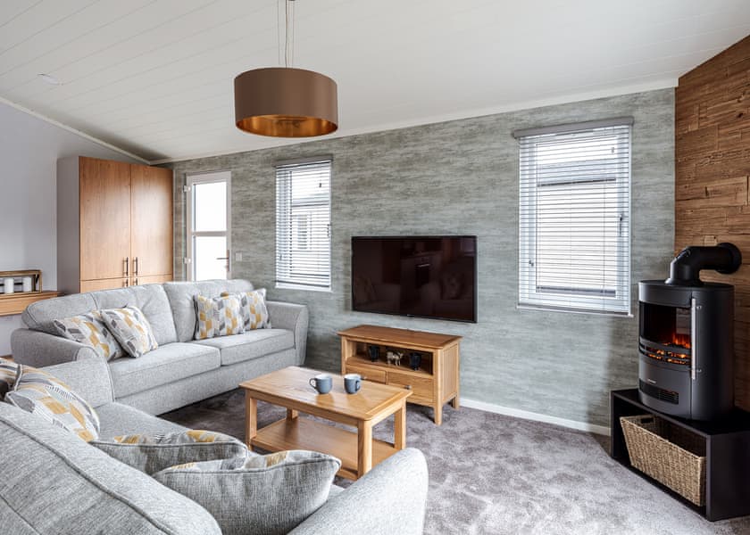 Three Bedroom Luxury Lodge with Hot Tub - Roydon Marina Village, Roydon